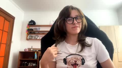 Snapshot of faintpeach chatting on 04-12-26, 11:04 Loly online show from 04-12-26, 11:04