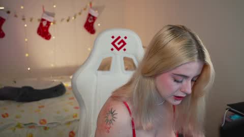 Snapshot of fairyvi chatting on 12-18-24, 04:28 Vi online show from 12-18-24, 04:28