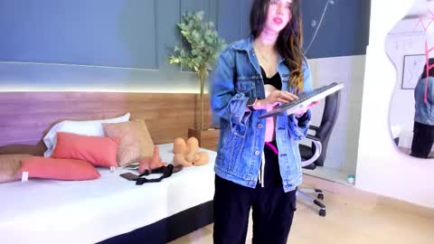 Snapshot of fallen_angel999777 chatting on 10-21-25, 12:44 Megan 630 1330 -5 online show from 10-21-25, 12:44