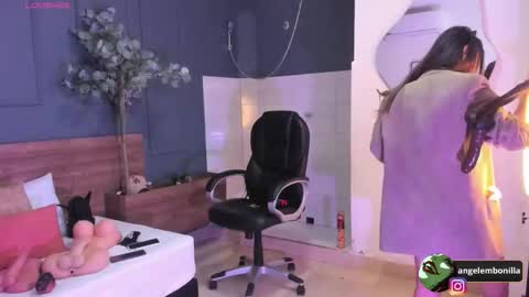 Snapshot of fallen_angel999777 chatting on 12-04-25, 12:03 Megan 630 1330 -5 online show from 12-04-25, 12:03