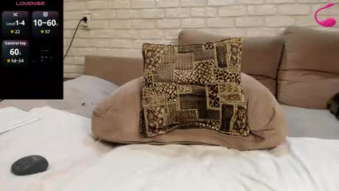 Snapshot of farah_vvv chatting on 11-24-25, 03:23 farah online show from 11-24-25, 03:23