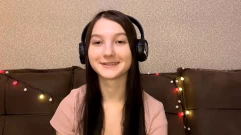 Aurora 18yo online show from 12-15-25, 08:29