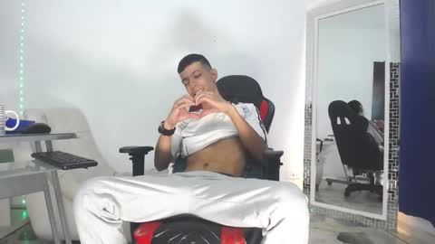 Snapshot of favel_gomez7 chatting on 12-25-24, 01:19 Favel Gomez online show from 12-25-24, 01:19