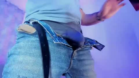 Snapshot of favid95 chatting on 11-19-25, 04:40 favid95 online show from 11-19-25, 04:40