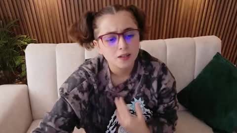 Feelena online show from 11-30-25, 06:01