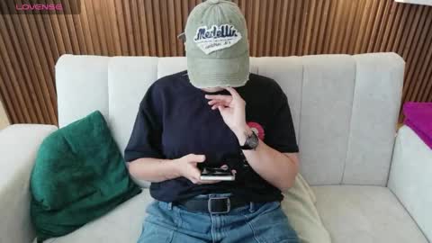 Snapshot of feelina_firesoul chatting on 05-20-26, 01:39 Feelena online show from 05-20-26, 01:39