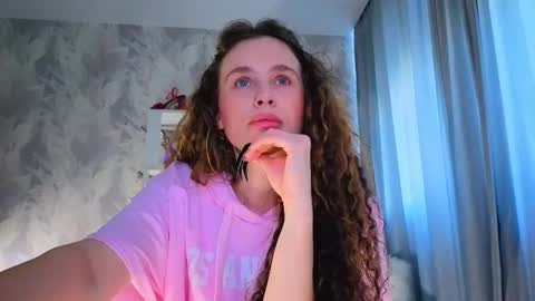 Snapshot of feet_heelss chatting on 10-17-25, 12:08 Kris online show from 10-17-25, 12:08