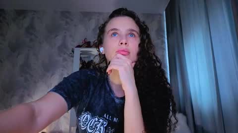 Snapshot of feet_heelss chatting on 10-27-25, 10:52 Kris online show from 10-27-25, 10:52