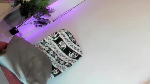 Snapshot of feisty_woman chatting on 12-23-24, 11:36 Prianka online show from 12-23-24, 11:36