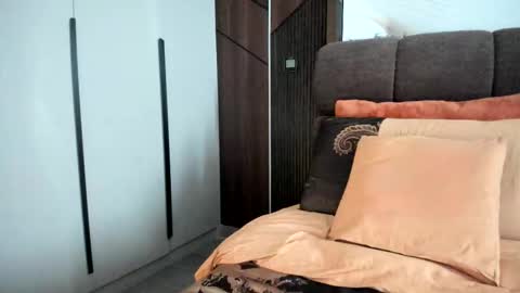 Snapshot of felinechic chatting on 10-21-25, 06:58 FelineChic online show from 10-21-25, 06:58
