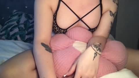 Snapshot of femmefatalebabe chatting on 02-08-26, 08:34 online show from 02-08-26, 08:34