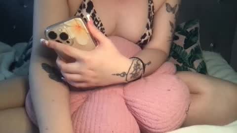 Snapshot of femmefatalebabe chatting on 05-07-26, 08:58 online show from 05-07-26, 08:58
