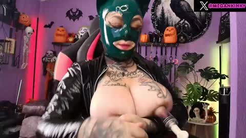 Snapshot of fetishkinkymegan chatting on 10-13-25, 04:07 kinky Megan Draven online show from 10-13-25, 04:07