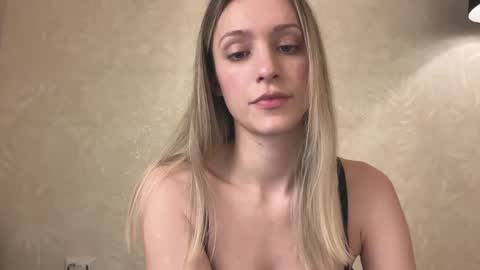 Snapshot of fflloowweerr chatting on 12-22-25, 10:01 Lisa online show from 12-22-25, 10:01