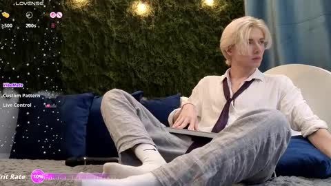 Snapshot of fiachand chatting on 11-23-25, 08:08 Thomas online show from 11-23-25, 08:08