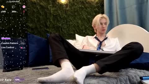 Snapshot of fiachand chatting on 11-30-25, 07:51 Thomas online show from 11-30-25, 07:51