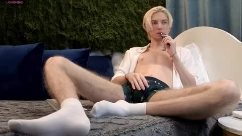 Snapshot of fiachand chatting on 12-04-25, 09:23 Thomas online show from 12-04-25, 09:23