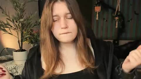 Snapshot of fioramarmoris chatting on 10-19-25, 05:19 fiora online show from 10-19-25, 05:19