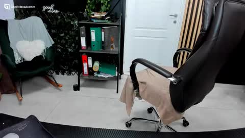 Snapshot of fireflowers_ chatting on 09-12-25, 09:04 Kallisy online show from 09-12-25, 09:04