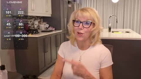Snapshot of fitcougarcb chatting on 01-11-25, 05:40 Bianca online show from 01-11-25, 05:40