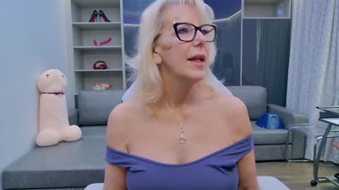 Snapshot of fitcougarcb chatting on 12-19-25, 02:57 Bianca online show from 12-19-25, 02:57