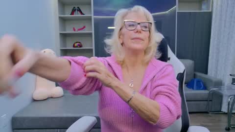 Snapshot of fitcougarcb chatting on 12-20-25, 08:49 Bianca online show from 12-20-25, 08:49