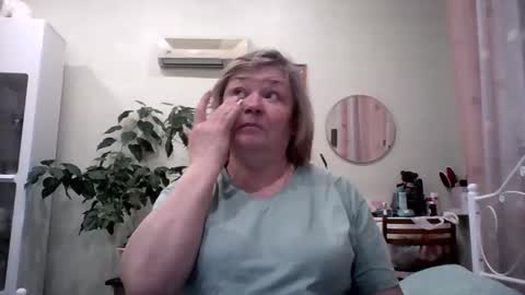 Snapshot of flowerlover8 chatting on 01-31-25, 02:28 Flowerlower online show from 01-31-25, 02:28