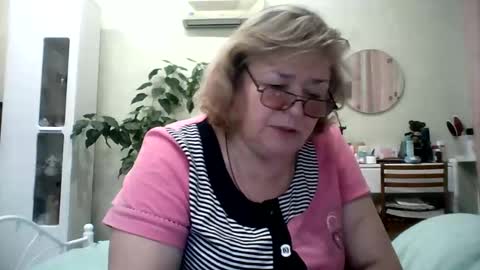 Snapshot of flowerlover8 chatting on 02-01-25, 06:51 Flowerlower online show from 02-01-25, 06:51