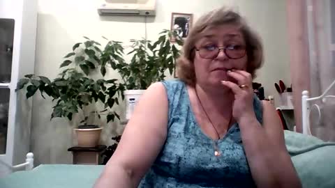 Snapshot of flowerlover8 chatting on 02-03-25, 02:45 Flowerlower online show from 02-03-25, 02:45
