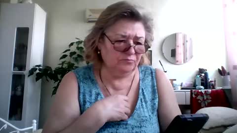 Snapshot of flowerlover8 chatting on 02-04-25, 07:18 Flowerlower online show from 02-04-25, 07:18