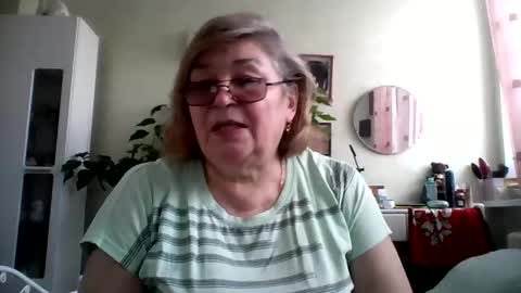 Snapshot of flowerlover8 chatting on 02-08-25, 09:24 Flowerlower online show from 02-08-25, 09:24