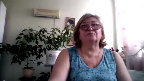 Snapshot of flowerlover8 chatting on 02-09-25, 11:14 Flowerlower online show from 02-09-25, 11:14