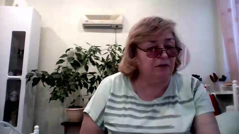 Snapshot of flowerlover8 chatting on 02-09-25, 02:18 Flowerlower online show from 02-09-25, 02:18