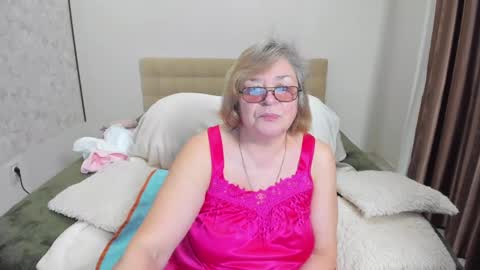 Snapshot of flowerlover8 chatting on 02-11-25, 04:01 Flowerlower online show from 02-11-25, 04:01