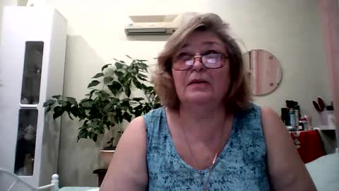 Snapshot of flowerlover8 chatting on 02-11-25, 04:56 Flowerlower online show from 02-11-25, 04:56
