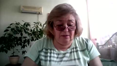 Snapshot of flowerlover8 chatting on 02-12-25, 09:52 Flowerlower online show from 02-12-25, 09:52
