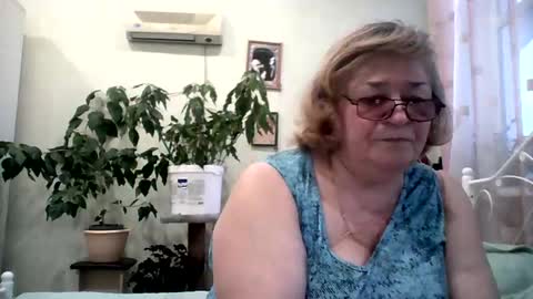 Snapshot of flowerlover8 chatting on 02-14-25, 02:54 Flowerlower online show from 02-14-25, 02:54