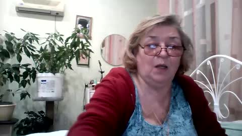Snapshot of flowerlover8 chatting on 02-15-25, 05:50 Flowerlower online show from 02-15-25, 05:50