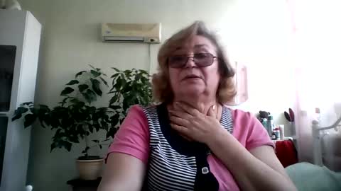 Snapshot of flowerlover8 chatting on 02-16-25, 08:43 Flowerlower online show from 02-16-25, 08:43