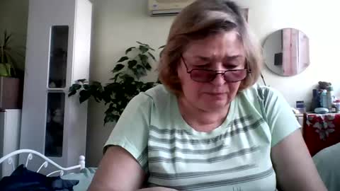 Snapshot of flowerlover8 chatting on 02-17-25, 12:38 Flowerlower online show from 02-17-25, 12:38