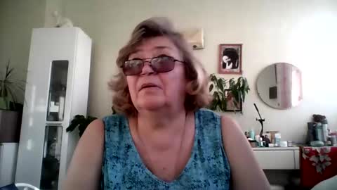Snapshot of flowerlover8 chatting on 02-19-25, 01:28 Flowerlower online show from 02-19-25, 01:28