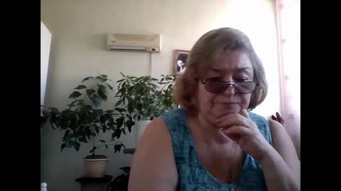 Snapshot of flowerlover8 chatting on 02-20-25, 08:17 Flowerlower online show from 02-20-25, 08:17