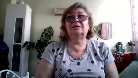Snapshot of flowerlover8 chatting on 02-23-25, 06:28 Flowerlower online show from 02-23-25, 06:28