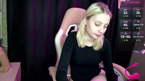 fluffy_cloude online show from 11-19-25, 12:38