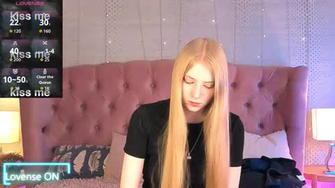 Snapshot of fluffy_ice chatting on 09-14-25, 09:47 Mia online show from 09-14-25, 09:47