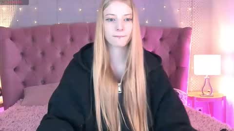 Snapshot of fluffy_ice chatting on 09-19-25, 09:37 Mia online show from 09-19-25, 09:37