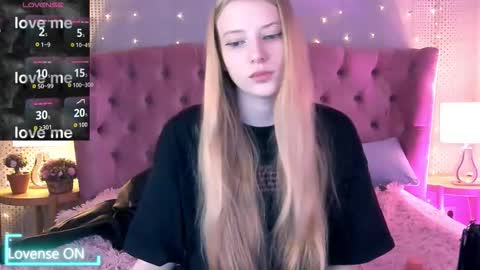 Snapshot of fluffy_ice chatting on 09-20-25, 10:33 Mia online show from 09-20-25, 10:33