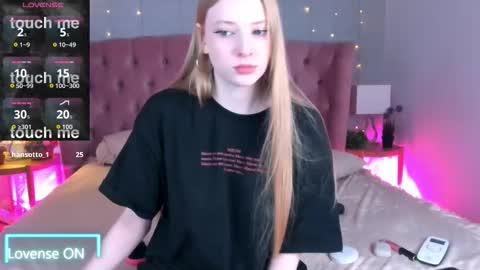 Snapshot of fluffy_ice chatting on 10-24-25, 04:03 Mia online show from 10-24-25, 04:03