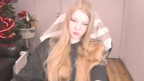 Snapshot of fluffy_ice chatting on 12-17-25, 04:02 Mia online show from 12-17-25, 04:02