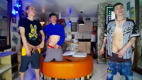 Snapshot of flyckers chatting on 12-23-24, 12:46 flyckers online show from 12-23-24, 12:46